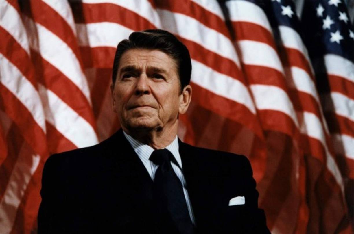 En un principio, se pensaba que el nombre de Cristiano Ronaldo era en tributo al mítico delantero brasileño Ronaldo Nazário, pero más tarde se ha sabido que en realidad el crack portugués debe su segundo nombre al expresidente de los Estados Unidos Ronald Reagan. Así lo decidió su padre, Dinis Aveiro, quien era un gran admirador de Reagan y su forma de gobernar el país norteamericano.
