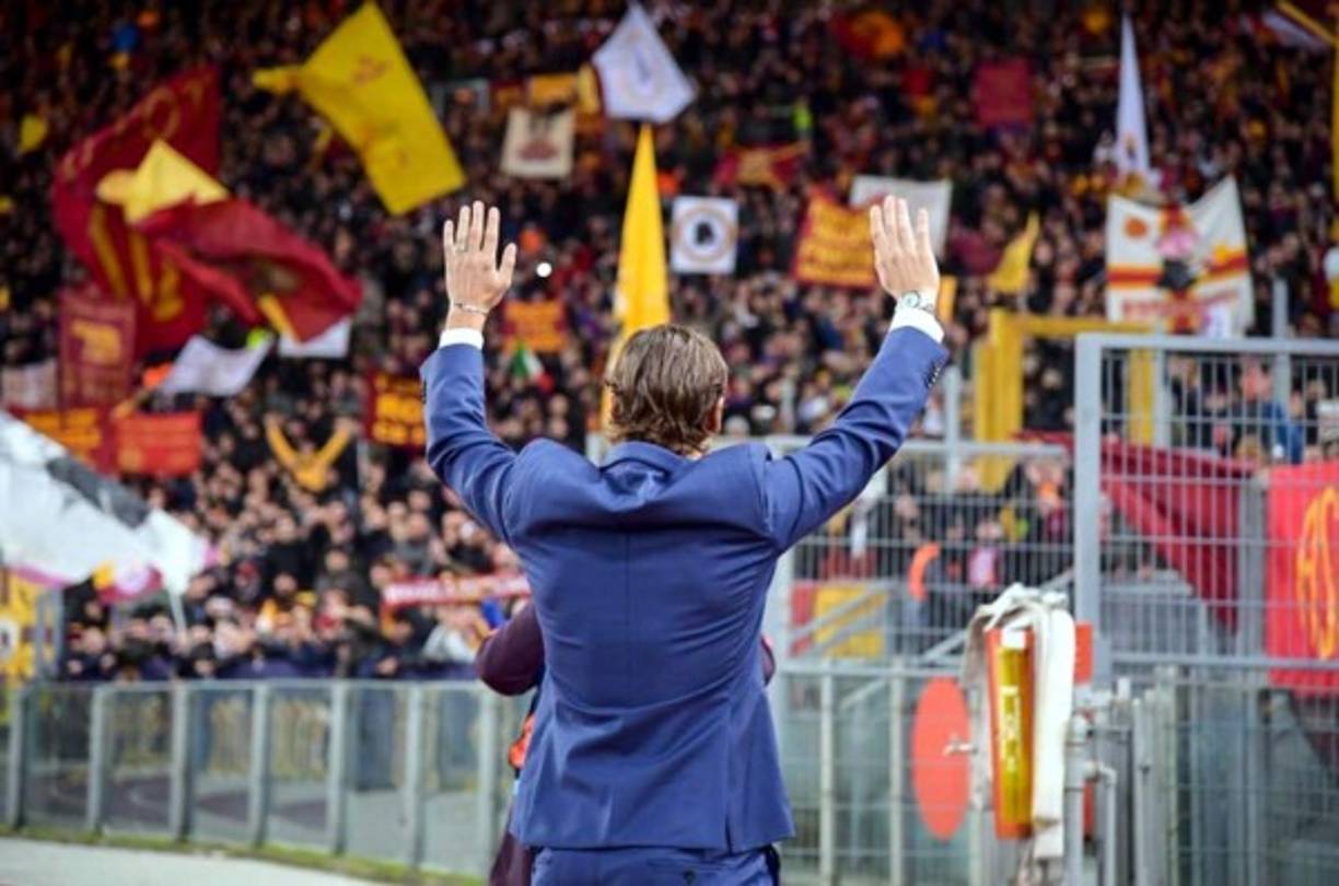 La leyenda romana Francesco Totti fue homenajeado por la Roma en el estadio Olímpico previo al partido contra el Real Madrid.