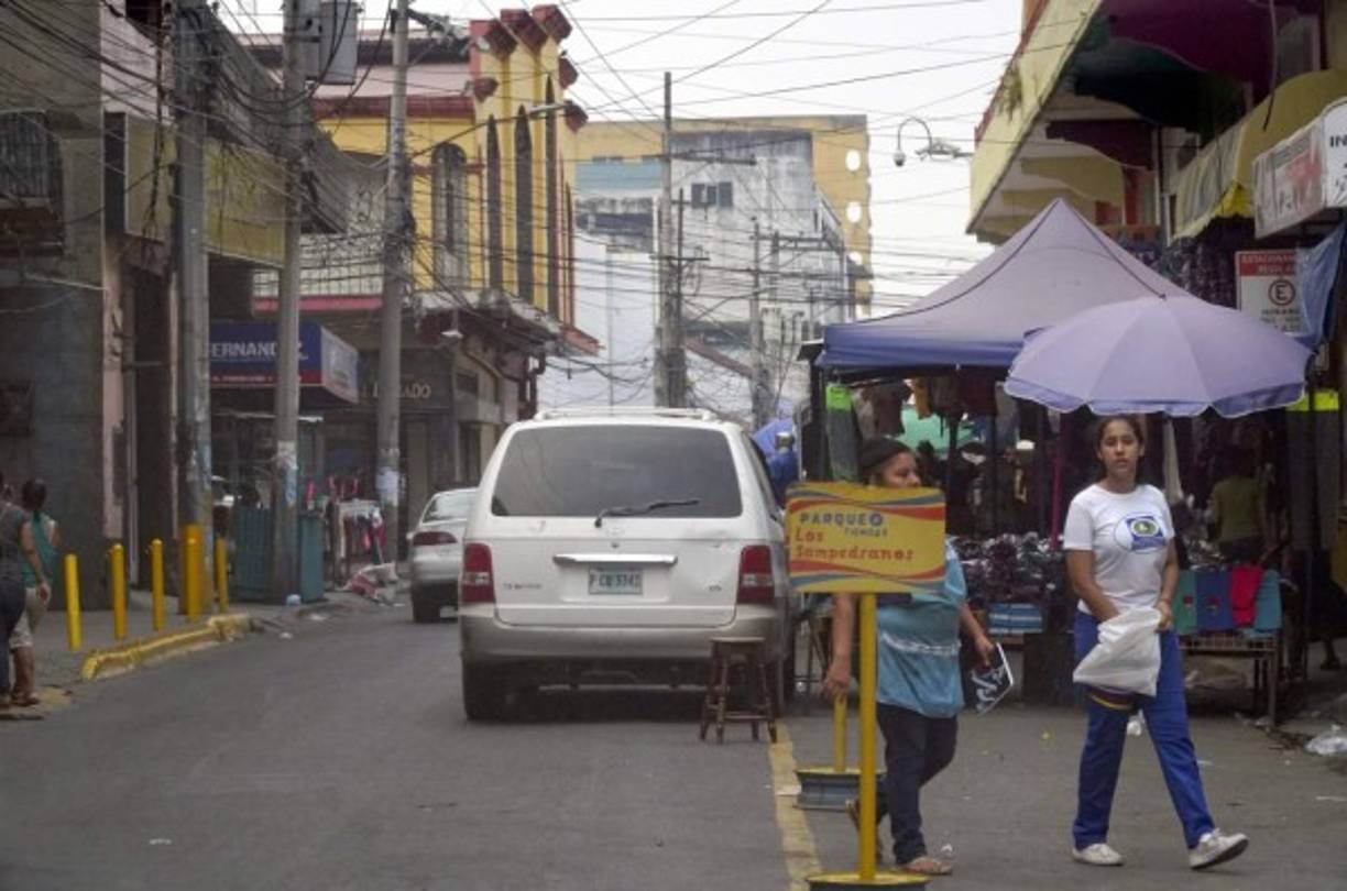 La proliferación de comercios informales en las aceras de la ciudad no solo reduce los espacios de circulación de los peatones, sino también de los automotores.