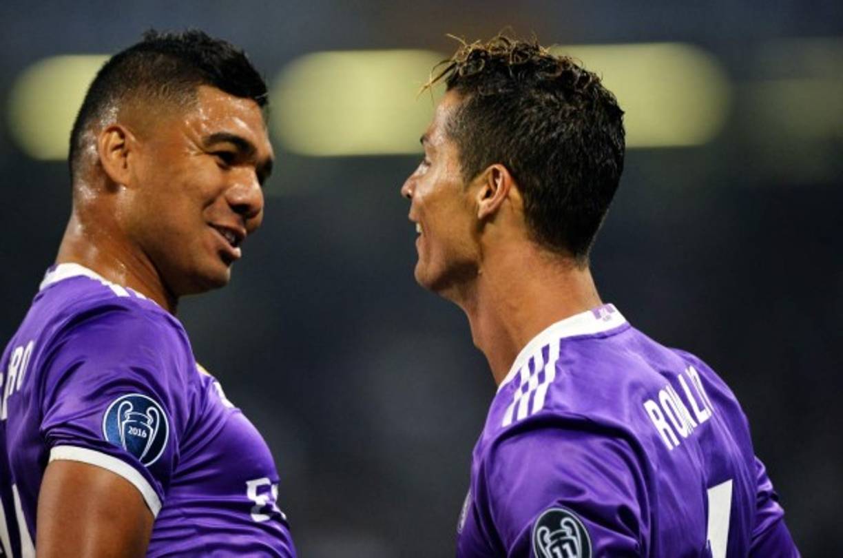 Cardiff (United Kingdom), 03/06/2017.- Real Madrid forward Cristiano Ronaldo (R) celebrates with teammate Casemiro Casemiro (L) after scoring the opening goal uring the UEFA Champions League final between Juventus FC and Real Madrid at the National Stadium of Wales in Cardiff, Britain, 03 June 2017. (Liga de Campeones, Abierto) EFE/EPA/PETER POWELL
