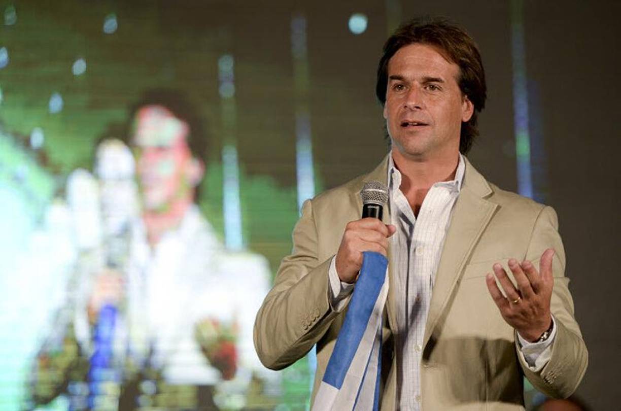 Según los comentarios mediáticos, Luis Lacalle Pou, el actual presidente de Uruguay se convirtió en unos de los símbolos más sexis desde el verano en Sudamérica por su buena forma física a sus 47 años.