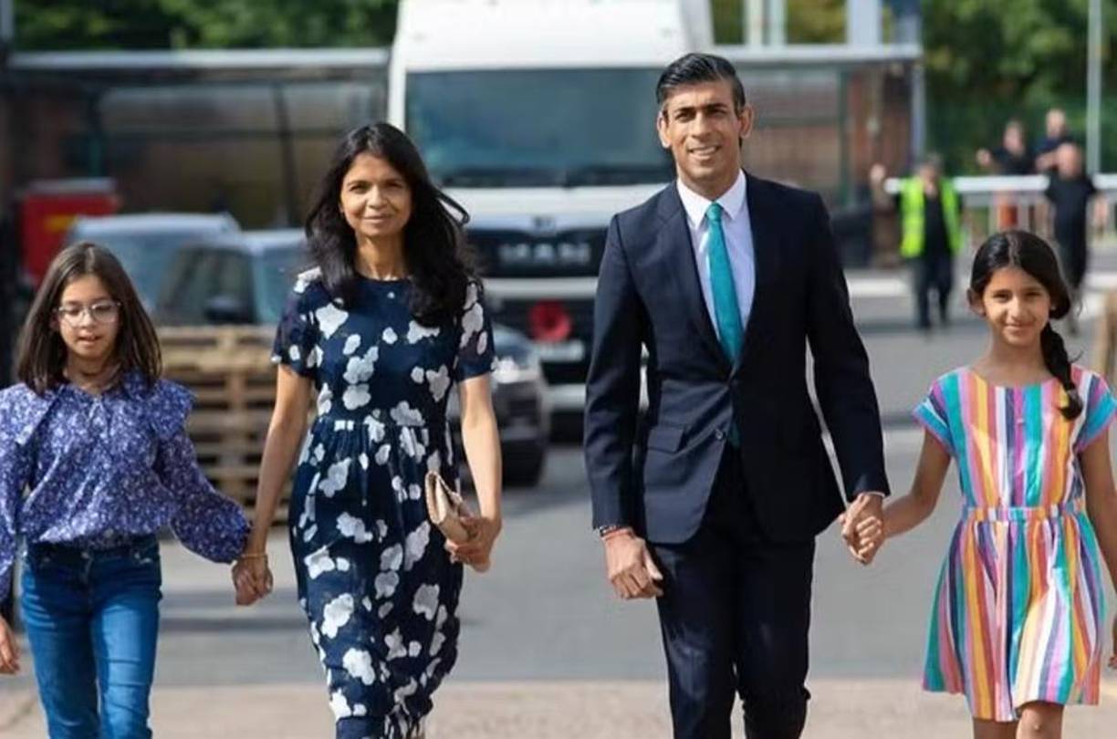  Akshata Murty, esposa del nuevo líder del Partido Conservador y primer ministro en ciernes del Reino Unido Rishi Sunak, es una diseñadora y heredera de un imperio empresarial en la India envuelta en una polémica sobre un estatuto fiscal que le permitía no pagar impuestos sobre sus millonarios dividendos.