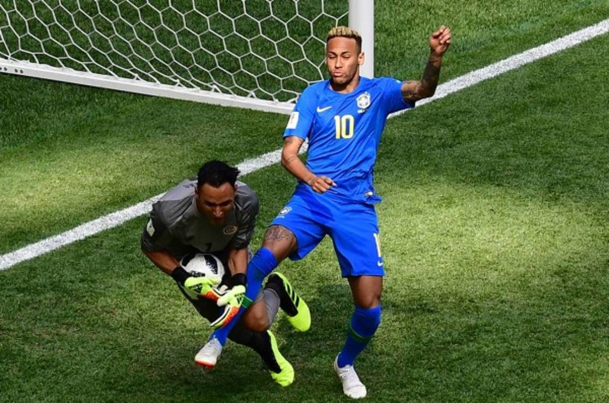 Keylor Navas fue la figura de Costa Rica y evitó una goleada al detener varios ataques de Brasil.