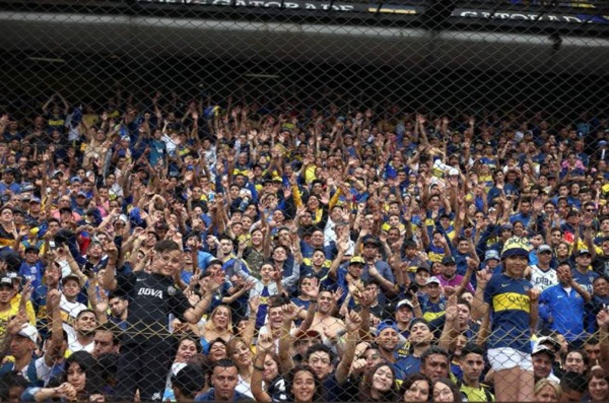 'La Bombonera ya está llena para alentar a nuestros jugadores. Nuestras disculpas a todos los que no van a poder entrar, pero somos tantos millones... Gracias, gracias!!! #EstoEsBoca', escribió Boca Juniors en su cuenta de Twitter.