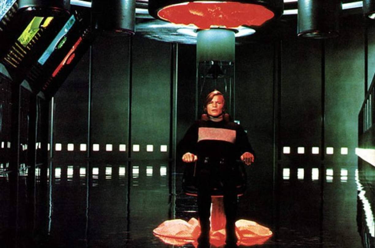 8. COMPUTADORA CENTRAL (Logan's Run)<br/>Quienes tienen edad suficiente quizá recuerden a la Computadora Central de la película Logan's Run (conocida también en español como 'Fuga en el siglo 23'). Lo que la hacía malvada es la forma en la que esclaviza a su sociedad futurista, eliminando a los que se rebelan contra su sistema y matando por ley a todo aquel que cumpliera los 30 años, una ley que hacía cumplir con su puño electrónico.