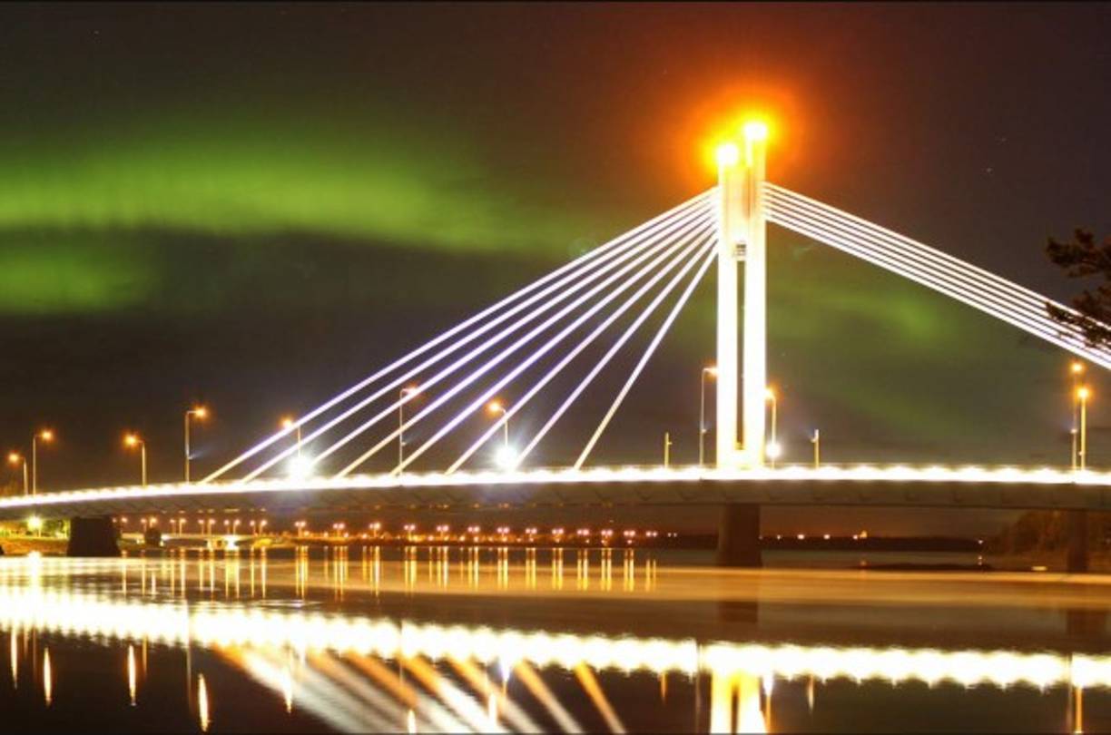 Un lugar de interés por miles de turistas y por el cual es conocida la ciudad de Rovaniemi es por el puente de Jätkänkynttilä. Abrió al tráfico en 1989, el puente de 320 metros une Ounasvaara con el centro de la ciudad.<br/><br/>Foto: Visit Rovaniemi