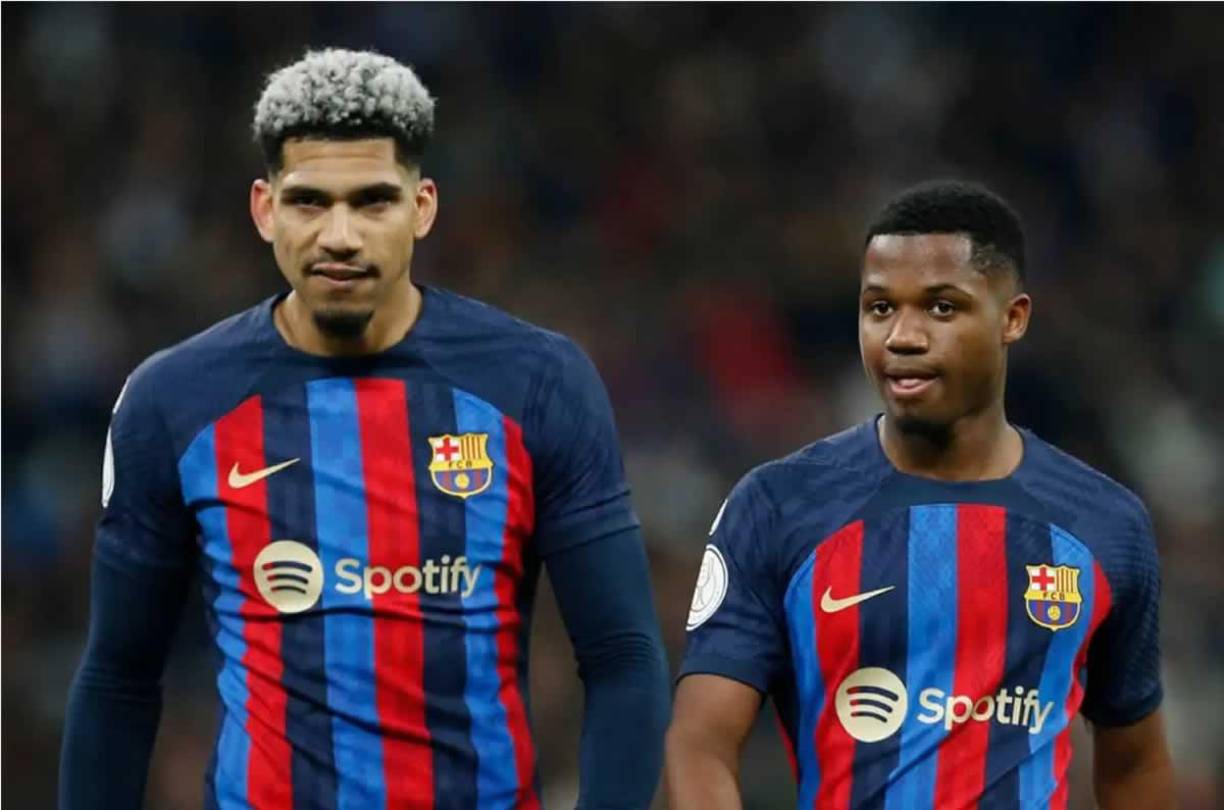 El FC Barcelona se encuentra en medio de una evaluación crucial de su plantilla de cara a la próxima temporada, y dos nombres destacan en la lista de posibles movimientos: Ansu Fati y Ronald Araújo. Estos dos jugadores están planteando muchas dudas en la dirección deportiva debido a diferentes motivos, por lo que su permanencia en el equipo catalán podría estar en serio peligro.