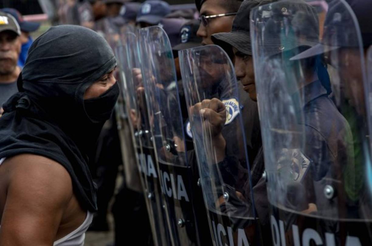 La represión a las manifestaciones ha dejado más de 320 muertos y unos 300 detenidos.