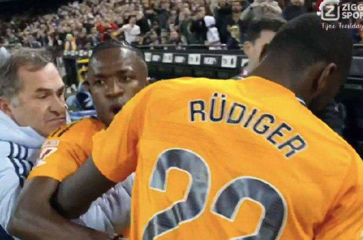 Tras esto, el brasileño se sacó por completo y tuvo que ser separado por sus compañeros.