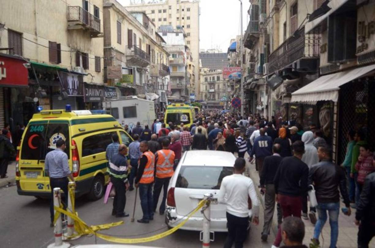 Dos bombas explotaron este domingo en sendas iglesias coptas del norte de Egipto causando decenas de muertos y heridos en Tanta, al norte de El Cairo, y en Alejandría. La primera explosión dejó 25 muertos y 78 heridos en la iglesia Mar Girgis de Tanta, a 120 kilómetros al norte de El Cairo, poco antes de las 10H00 (08H00 GMT), durante la celebración del Domingo de Ramos, que da inicio a la Semana Santa cristiana.