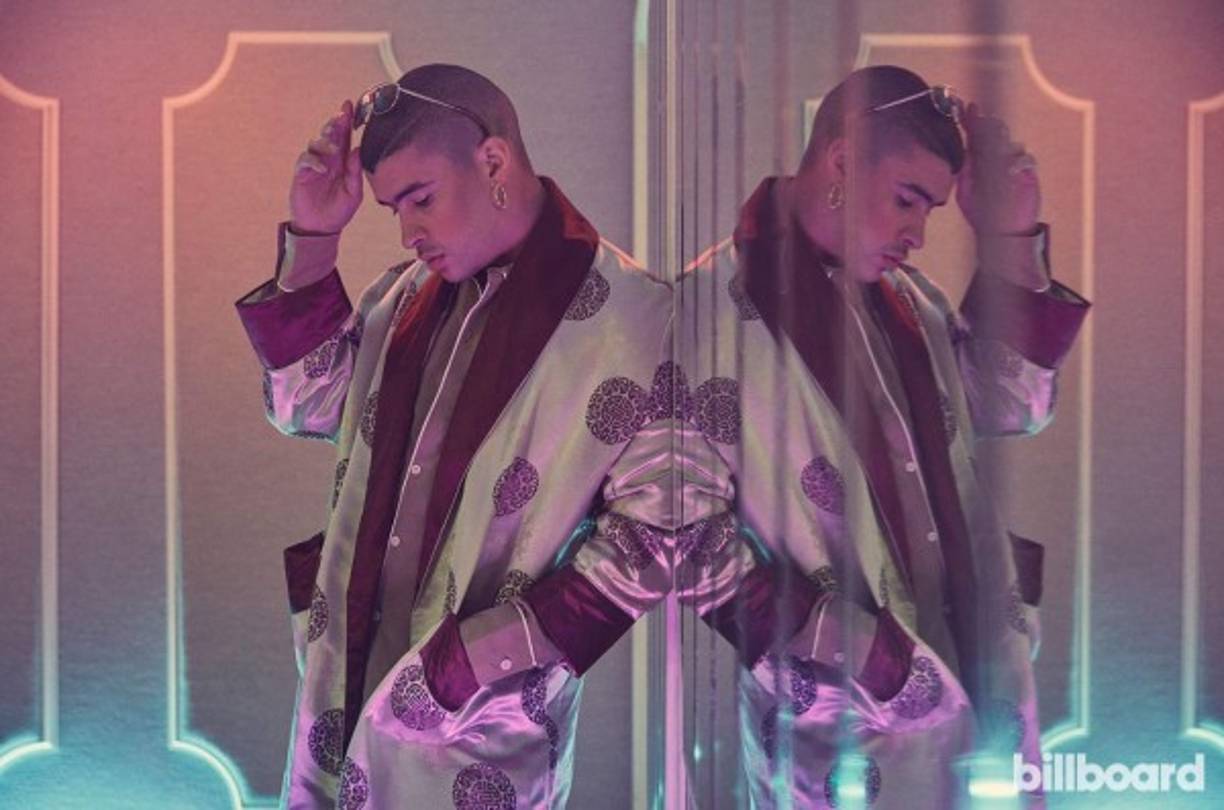 Fragmento de la entrevista Billboard:<br/><br/>Me siento muy bien', dice en español, habla poco inglés, mientras ofrece un abrazo y un apretón de manos. Cuando llega la llamada para él, el cantante, ataviado con un cortavientos y pantalones cortos de color naranja fluorescente, arrebata una lata de Coca Cola sin abrir, grita algo que se traduce como '¡Vamos a hacer esto! Mierda! ”Y lo tira al suelo.