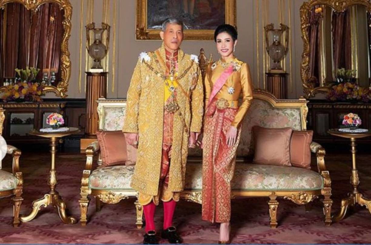 Las imágenes de Sineenat Wongvajirapakdi, una enfermera que había llegado a ser piloto de la Guardia Real, se viralizaron inmediatamente.