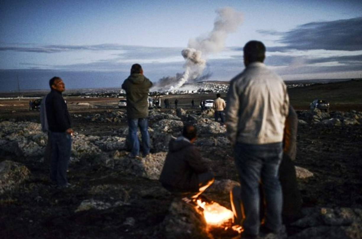 Los kurdos en Turquía observan desde la frontera, el combate entre los terroristas de Isis y los kurdosirios en la ciudad de Kobane.