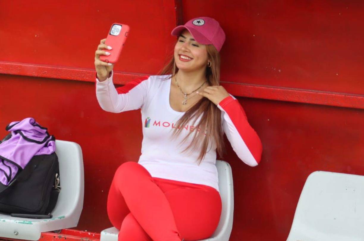 Ella es la bella chica que se robó los suspiros en Tocoa. La chica de la gorra Converse sonrió en todo momento -.