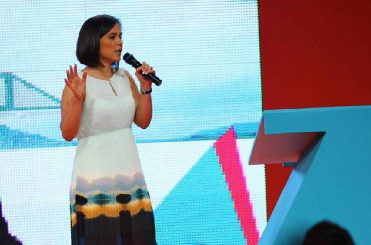 'Y como yo soy o negro o blanco entonces dejé todo tipo de cuidado físico, para dedicarme a trabajar en sanar mi corazón y avivar mi espíritu. (Allí es donde ves mi primera foto... ¡hola sobrepeso otra vez!)', continúa el mensaje de la guatemalteca.