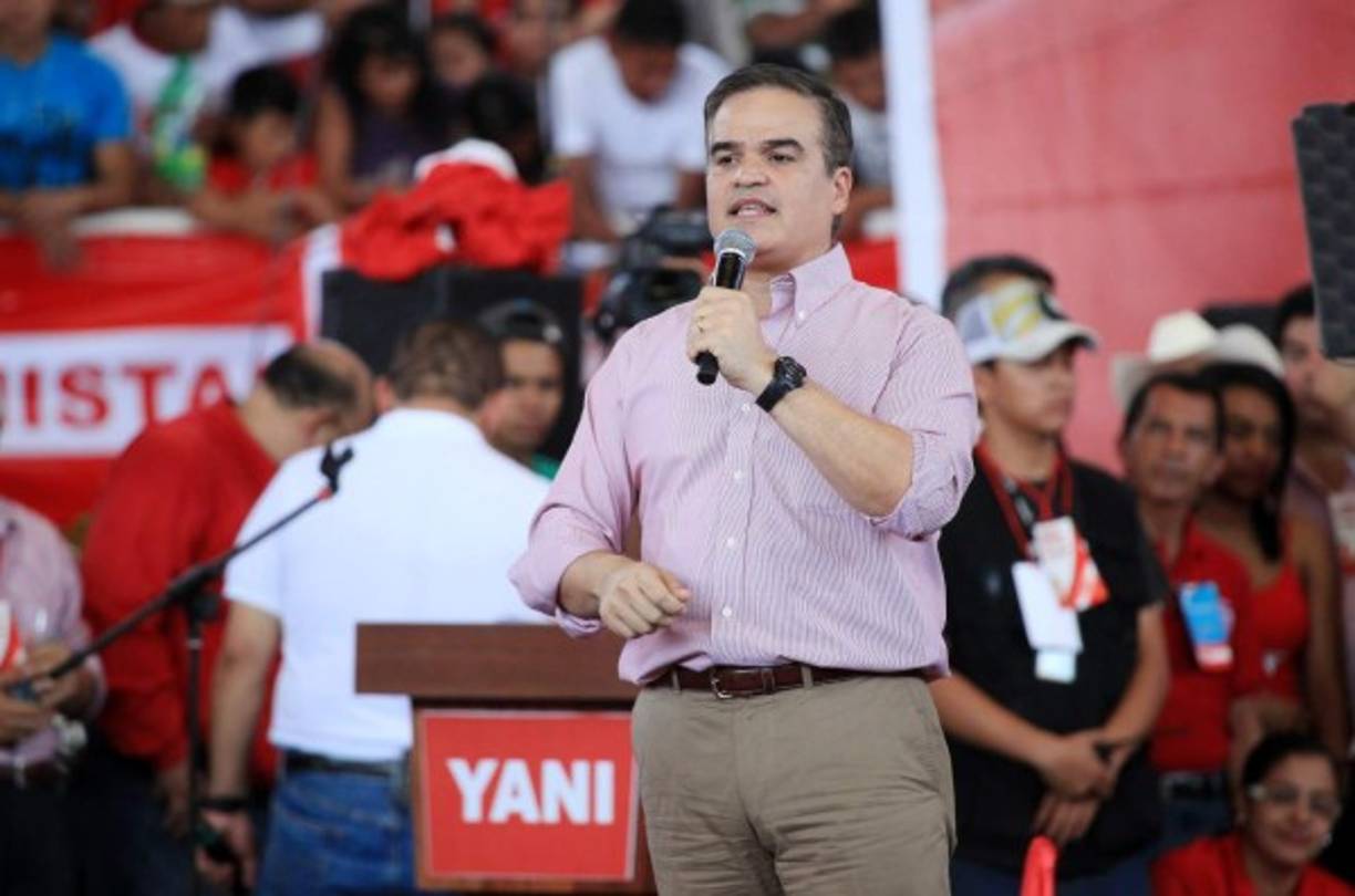 Es un abogado graduado de la Universidad Nacional Autónoma de Honduras (UNAH) y posee una maestría en administración de negocios, obtenida en el Instituto Centroamericano de Administración de Empresas (Incae).