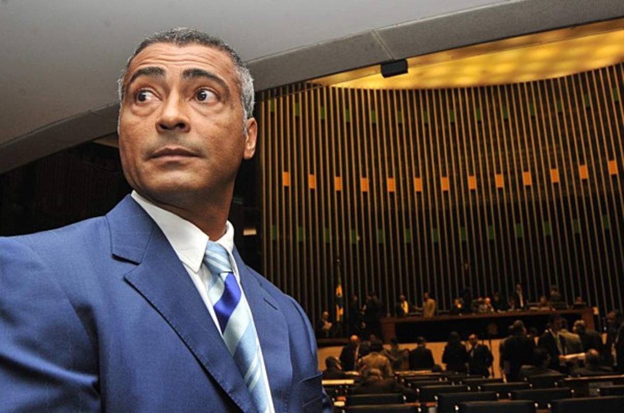 Romario. El ex delantero brasileño, es considerado por muchos como uno de los mejores goleadores de todos los tiempos. Romario conquistó el mundo en los 90s, ganando todo en el ámbito internacional y a nivel de clubes. Su club el Vasco da Gama terminó en media tabla, y el brasileño no pudo demostrar sus dones como entrenador.