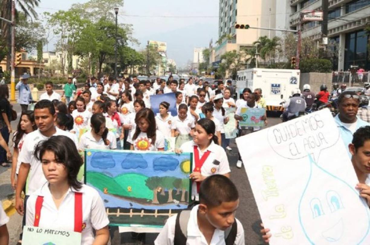 Los colegiales llamaron a cuidar las fuentes de aguas y los animales.