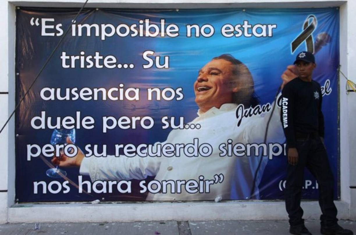 Fans, amigos, familia y seguidores se dieron cita en la casa del 'Divo de Juárez', ubicada en la Avenida 16 de Septiembre, en Chihuahua, para mostrar toda clase de apoyo por la muerte de Juan Gabriel.