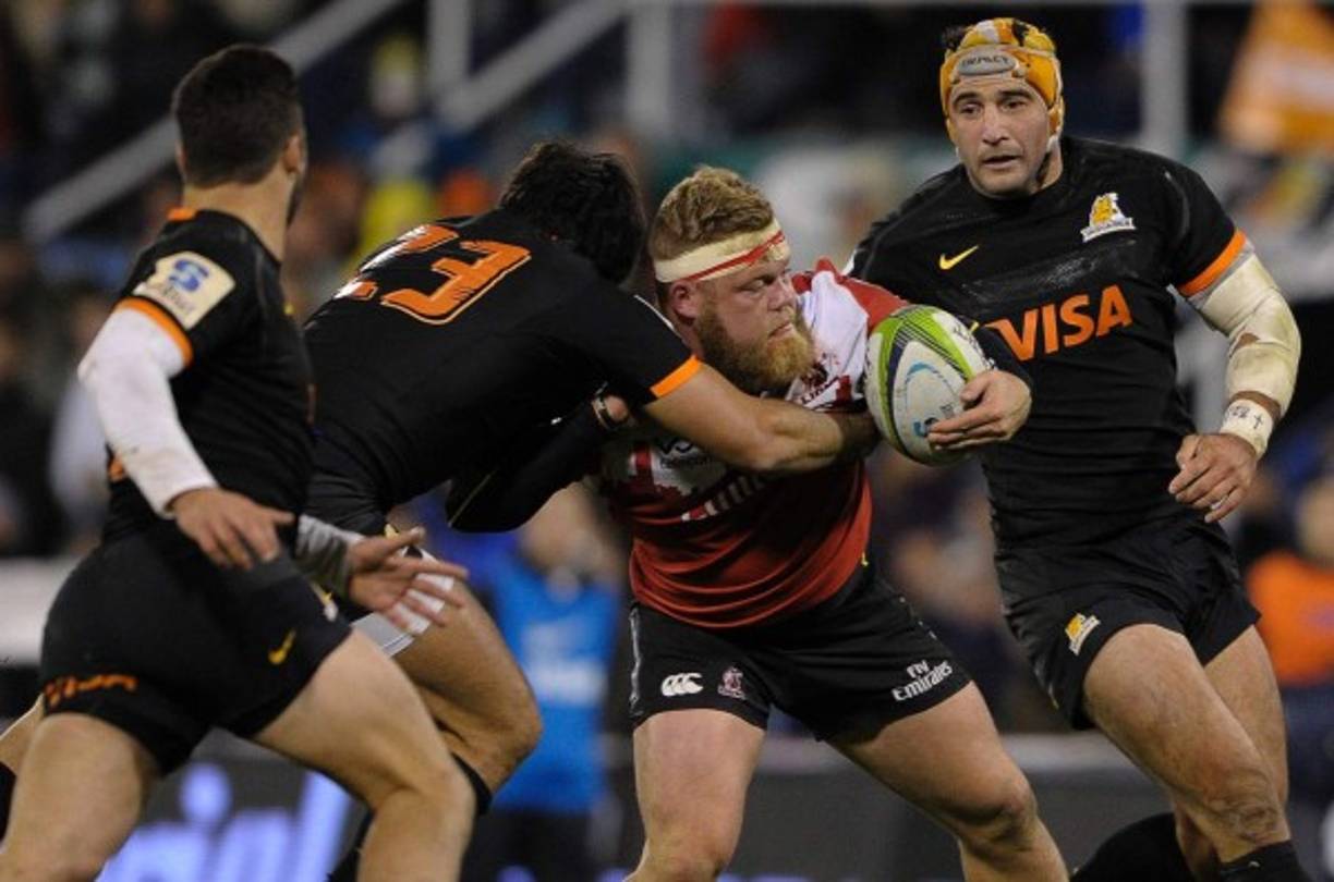 RUGBY. Pelea por el balón. El holandés Akker van der Merwe (centro), de los Leones, compite por el balón con Matías Orlando (2º-izquierda), de Jaguares, durante su partido de Super Rugby celebrado en el estadio José Amalfitani en Buenos Aires, Argentina.