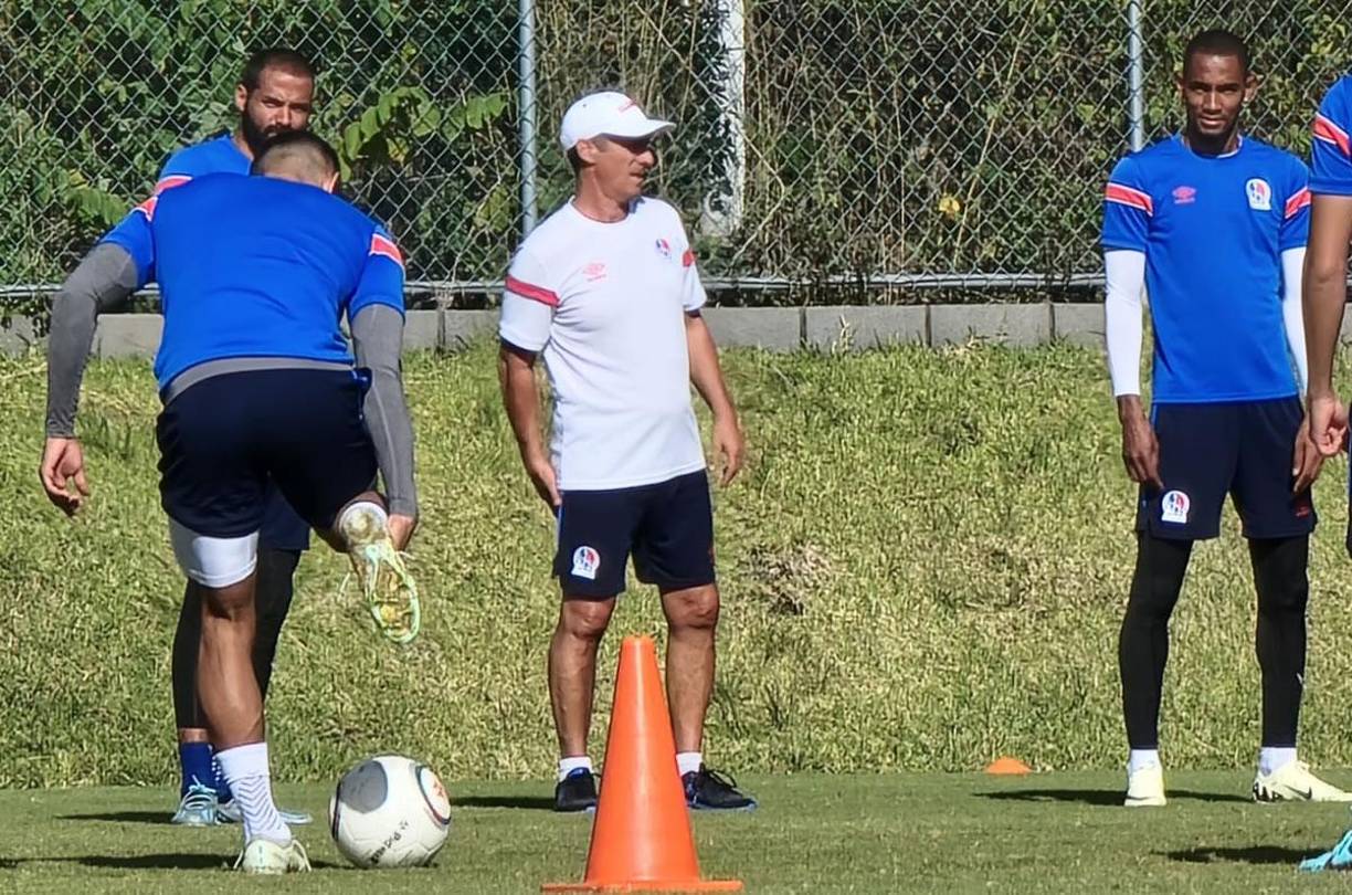 El entrenador del Olimpia, Pedro Troglio, ha solicitado a la directiva fichar a un portero, esto por la salida del Alex Güity, quien se fue a los Lobos de la UPNFM.