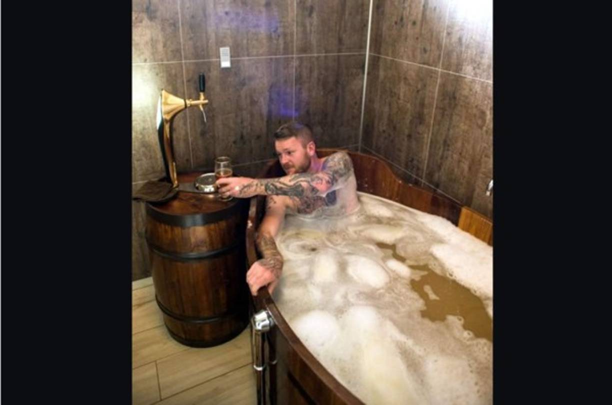 El Bjórböðin SPA & Restaurant está en la localidad de Árskógssandur, cerca de donde nació Gunnarsson. Allí ofrecen, por ejemplo, acostarse en una bañera de cerveza.