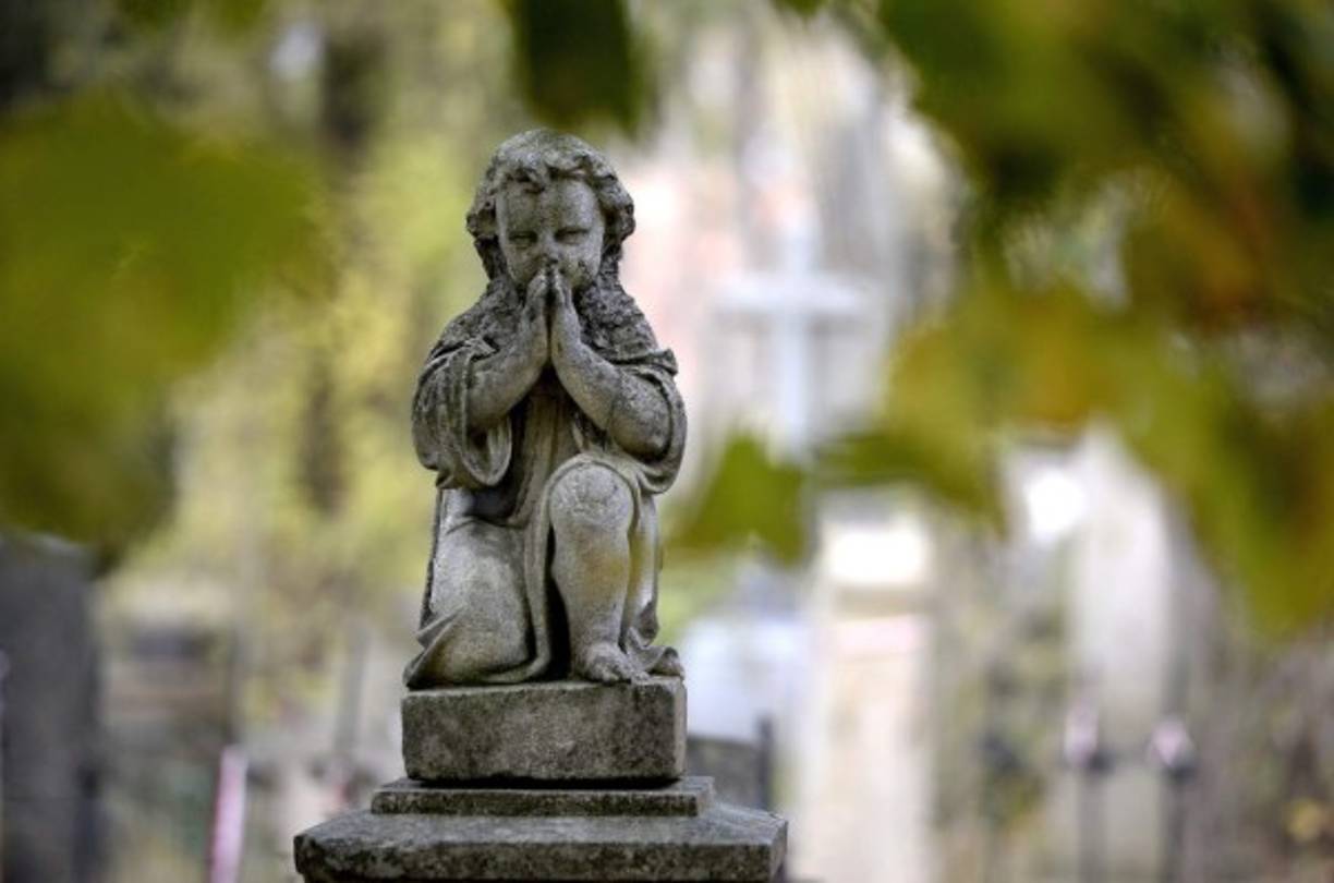 Un pequeño angel decora una de las tumbas en uno de los cementerios más emblemáticos de Ucrania, durante la celebración del día de muertos.