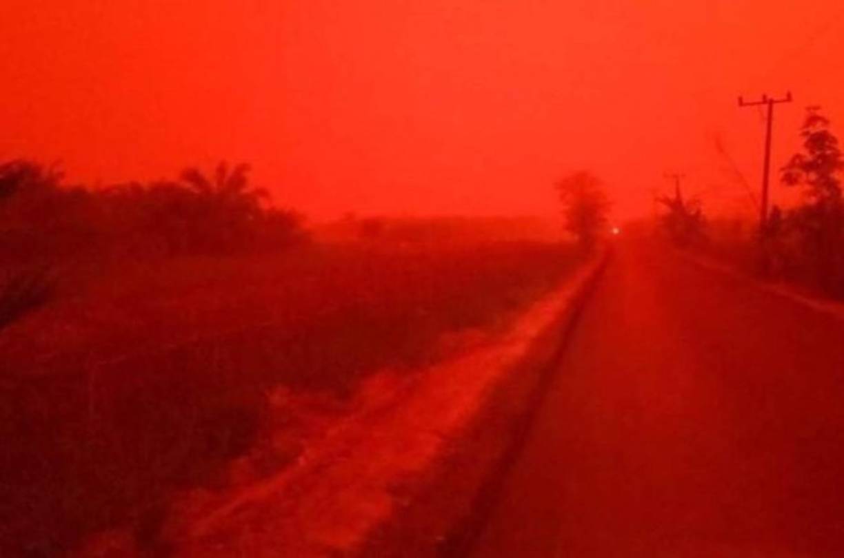 En el caso de Jambi, las tonalidades rojas están provocadas porque la nube de humo que emana de los incendios se halla en una altitud elevada de la atmósfera y filtra los tonos azules de la luz del sol al tiempo que permite el paso de los tonos rojizos, ya que éstos tienen una longitud de onda mayor que las partículas del humo.<br/>