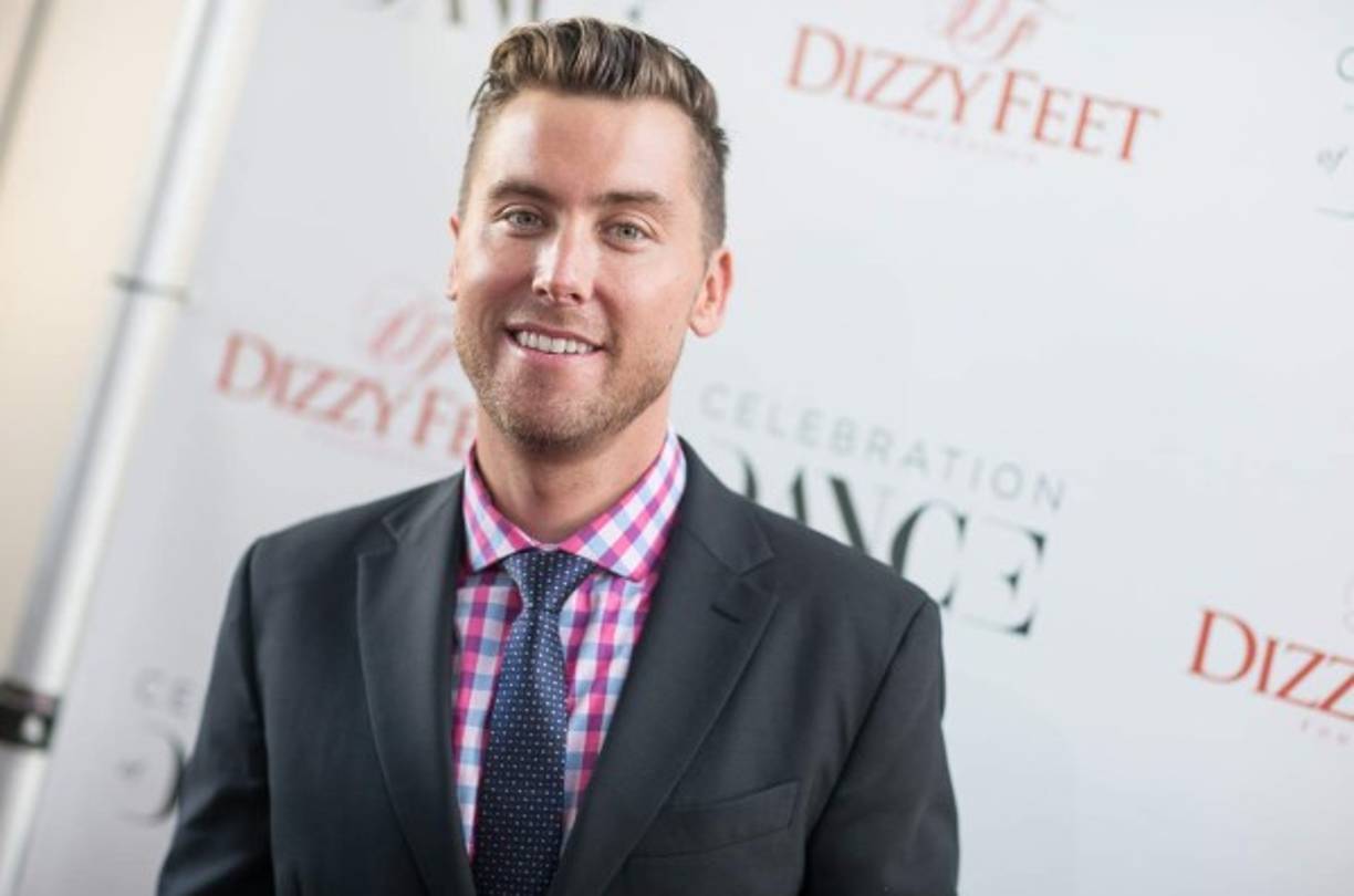 Lance Bass, uno de los integrantes de la desaparecidas boys band Nsync, confesó su homosexualidad en 2006. Se casó con su pareja Michael Turchin hace tres años en la primera boda gay que ha sido televisada.