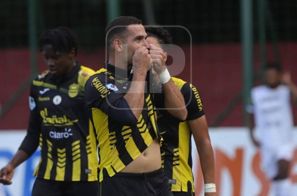 El mexicano Omar Rosas besó el escudo del Real España tras su gol ante Marathón.