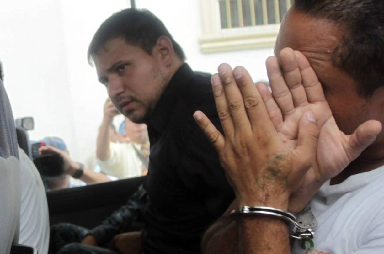 El acusado se mostró siempre con la misma expresión en su rostro y callado.