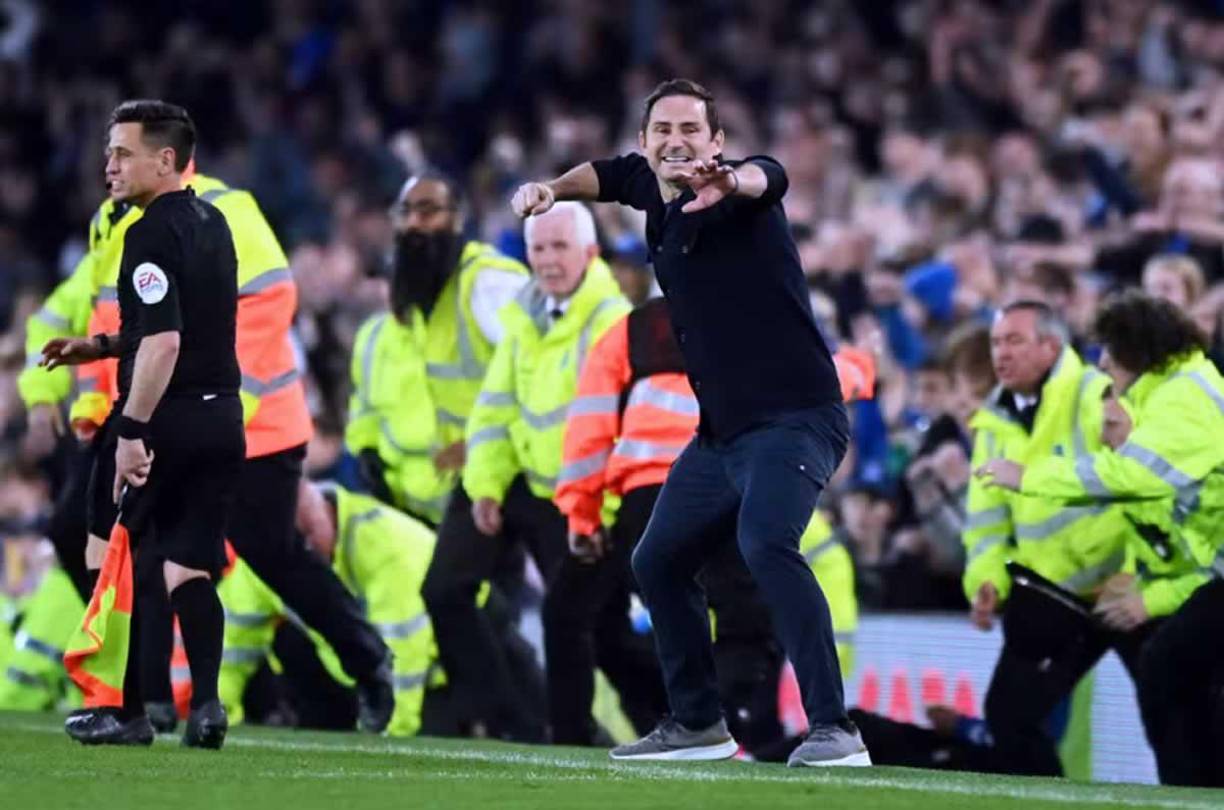 El entrenador inglés Frank Lampard enloqueció en los festejos de la salvación del Everton.