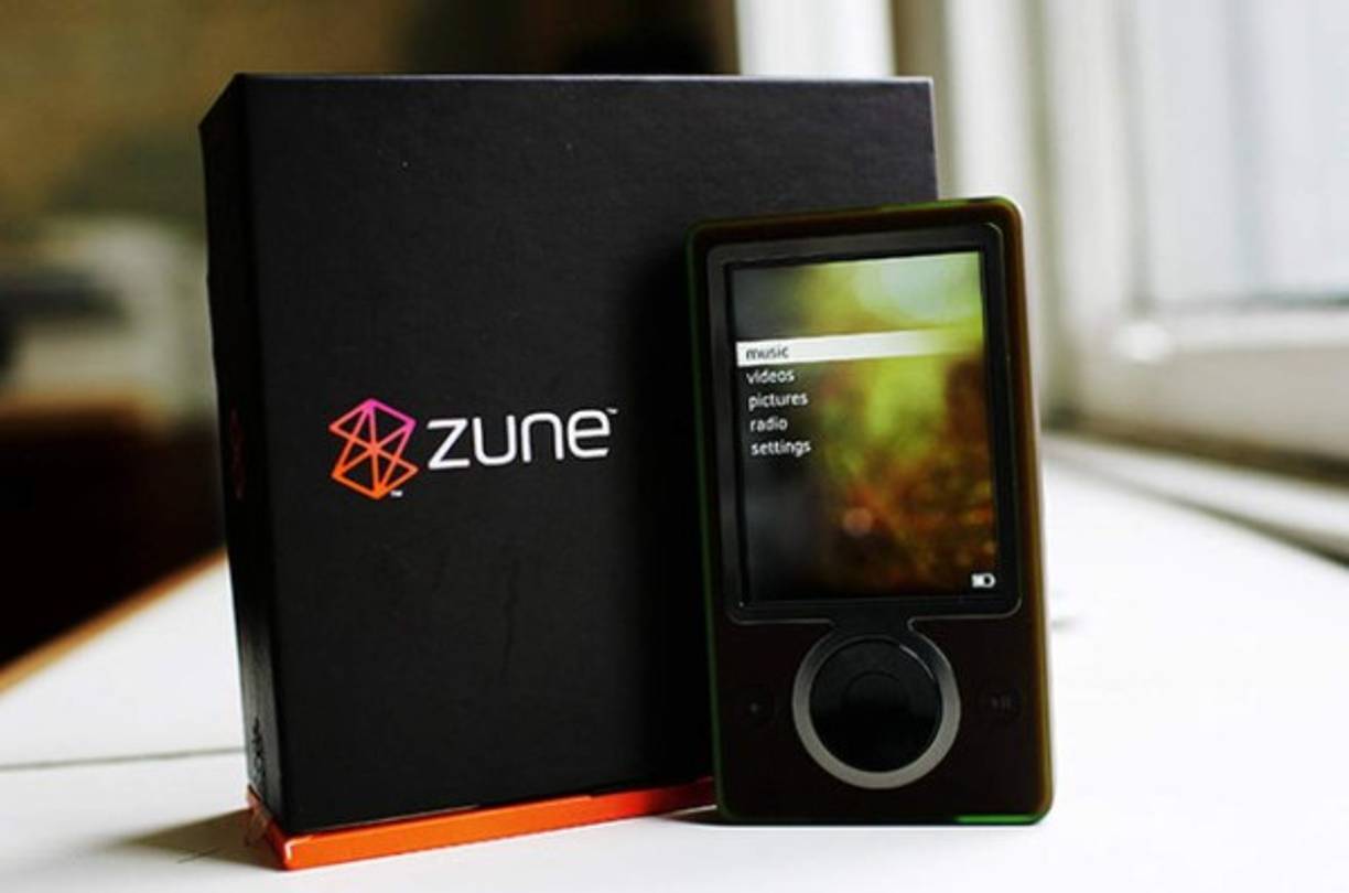 En 2006, en un momento en el que la música digital ganaba popularidad, Microsoft pensó que sería buena idea entrar a competir en un mercado dominado por Apple y sus iPods. Fue así que nació Zune, su reproductor de música digital.<br/>A pesar de las críticas y el pésimo desempeño en el mercado, la compañía de Bill Gates esperó cinco años para reconocer el fracaso y sacar a Zune del mercado, lo cual ocurrió en 2011.
