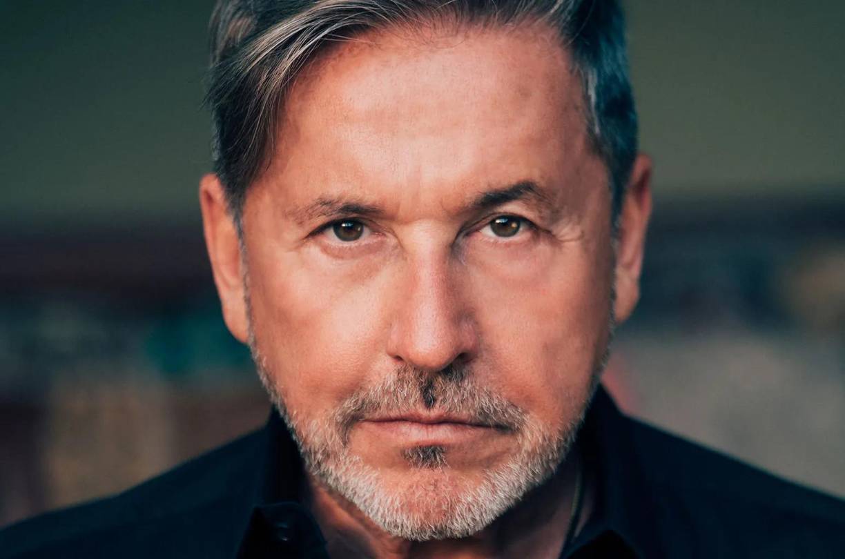 Ricardo Montaner - Abrió su corazón y con la sinceridad que lo caracteriza, reveló a los presentes en el show los planes que tiene respecto a su carrera. “Estoy de gira desde hace más de 30 años, no he parado ni un solo año, no he parado nunca, y creo que ya es hora de que me dedique a escribir, a grabar, a sembrar flores, abrazar a mis nietos, a verlos crecer y a no perderme de nada”, dijo el cantante visiblemente emocionado, dejando en claro su intención de continuar trabajando en la música, pero ahora desde una perspectiva diferente. Y aunque no descartó volver a los escenarios y a las giras, el cantante aclaró que la pausa que hará podría ser indefinida: “No sé cuándo volveré”, agregó con la voz entrecortada.