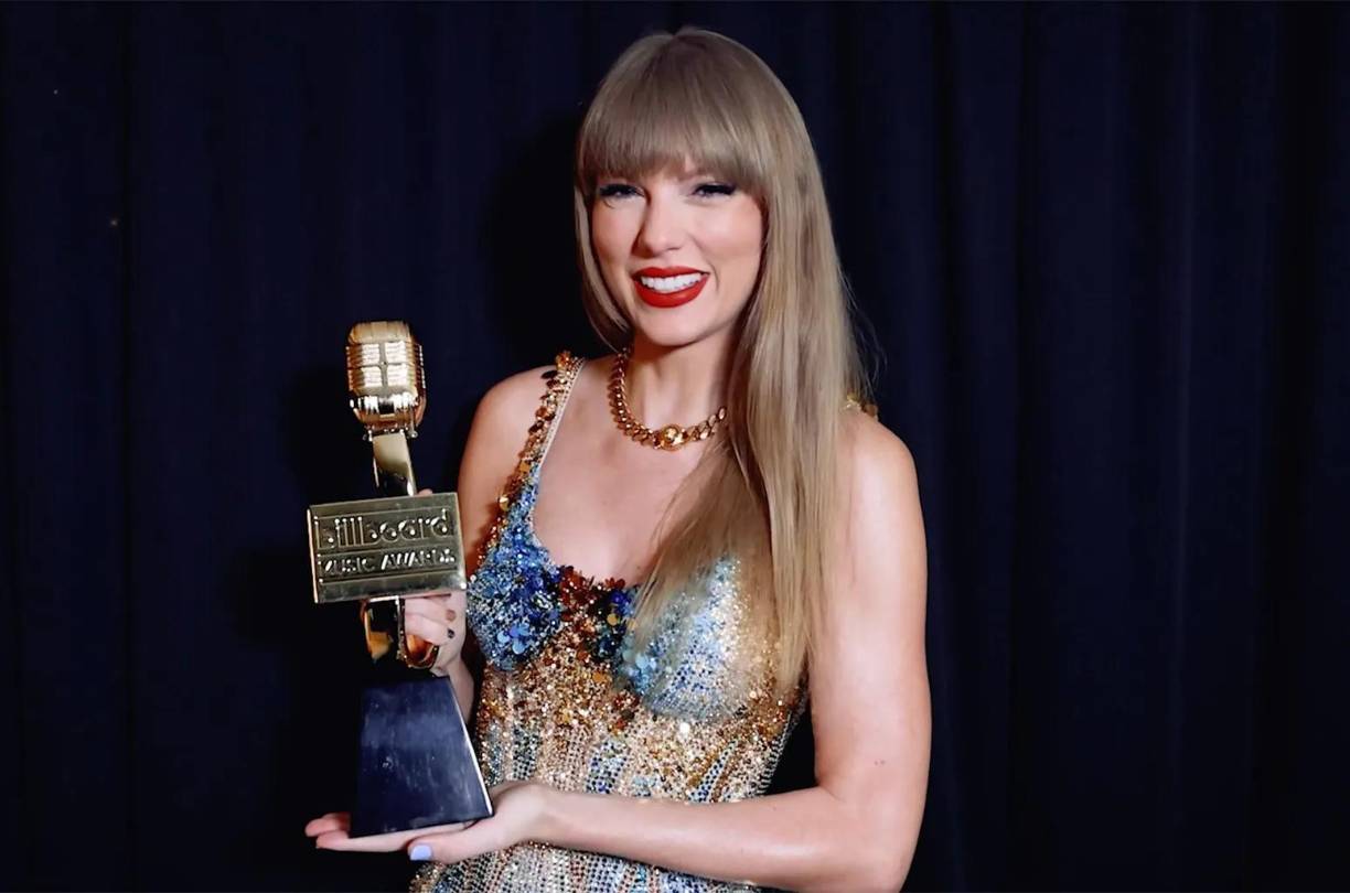 Taylor Swift fue la ganadora principal de los Billboard Music Awards 2024 , que se transmitieron por Fox el jueves (12 de diciembre). Los 10 nuevos trofeos de Swift elevan su total de victorias en su carrera a 49, que es más que cualquier otro artista en la historia de los BBMA. Había estado empatada por esa distinción con Drake , con 39 victorias cada uno.