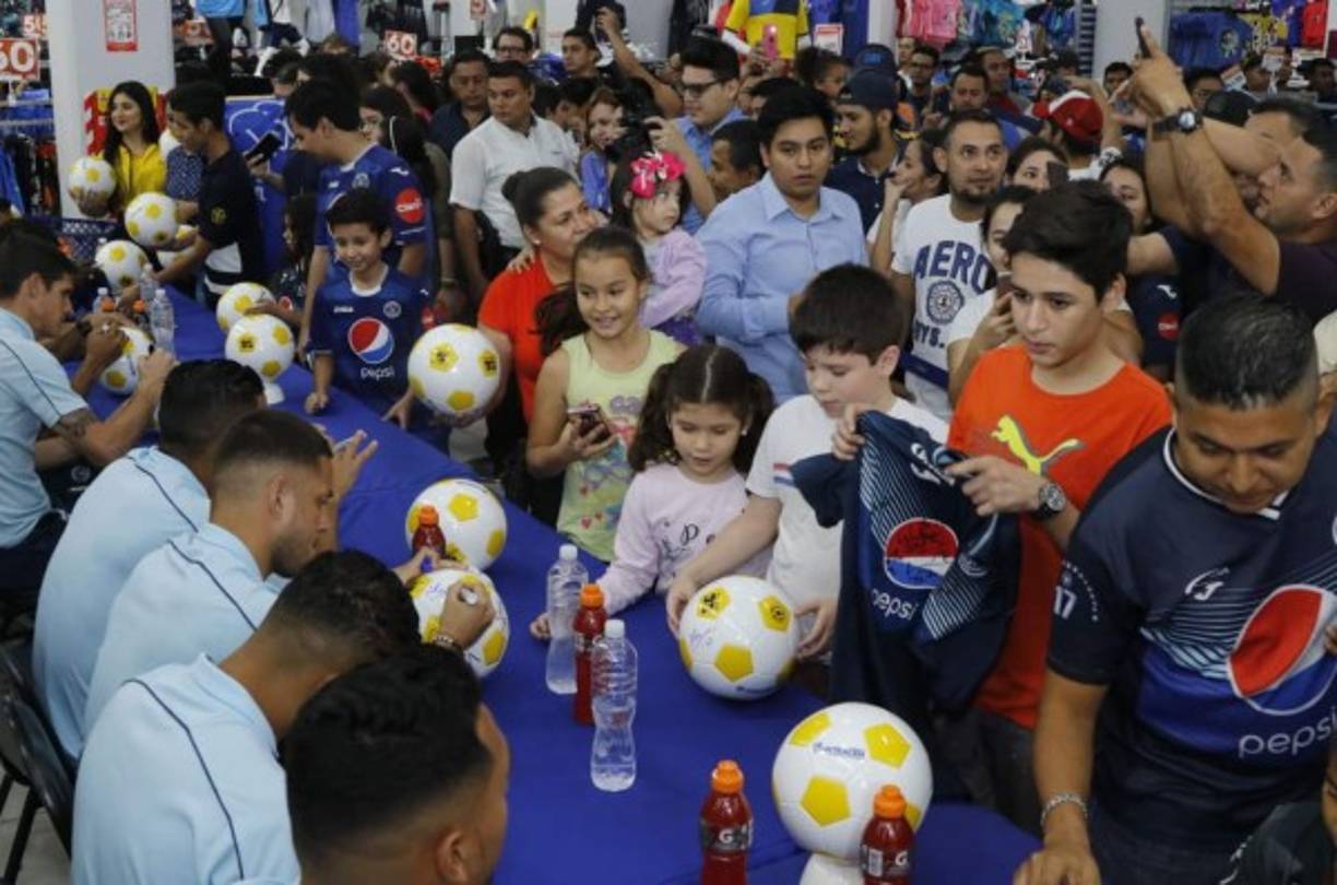 La plantilla del Motagua recibió el cariño y respaldo de la afición de San Pedro Sula de cara al clásico que sostendrán este domingo ante Olimpia. Fotos Edwin Romero.