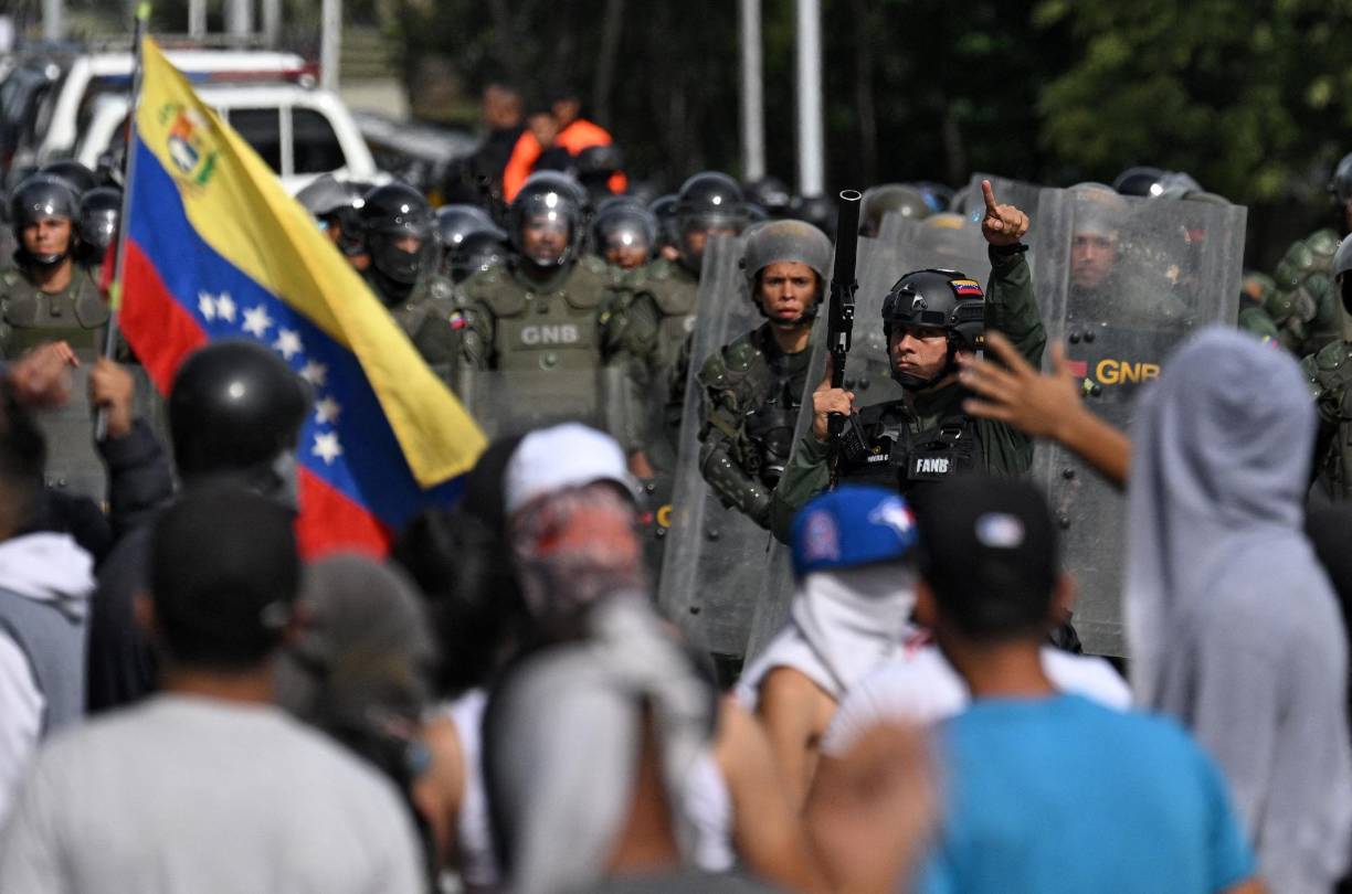 Luego de caminar cerca de 10 kilómetros por el este de la capital venezolana, los miles de manifestantes llegaron a un punto cercano a la autopista principal, donde efectivos de la Guardia Nacional Bolivariana (GNB, Policía militarizada) y de la Policía Nacional Bolivariana (PNB) impidieron la continuación de la caminata.