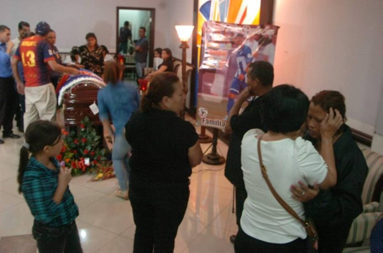 Los asistentes al velorio de Arnold Peralta.