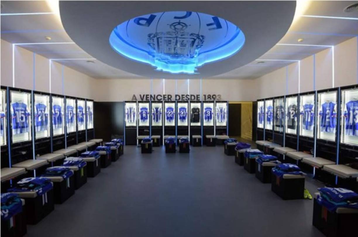 Do Dragao (Porto FC) - ​Ya sólo con la foto se ve espectacular. Los colores son muy elegantes y la modernidad de poner las camisetas en vitrinas y el escudo en el techo hacen que sea precioso. Por último, destacar los asientos de cada jugador, que son cojines bastante cómodos.