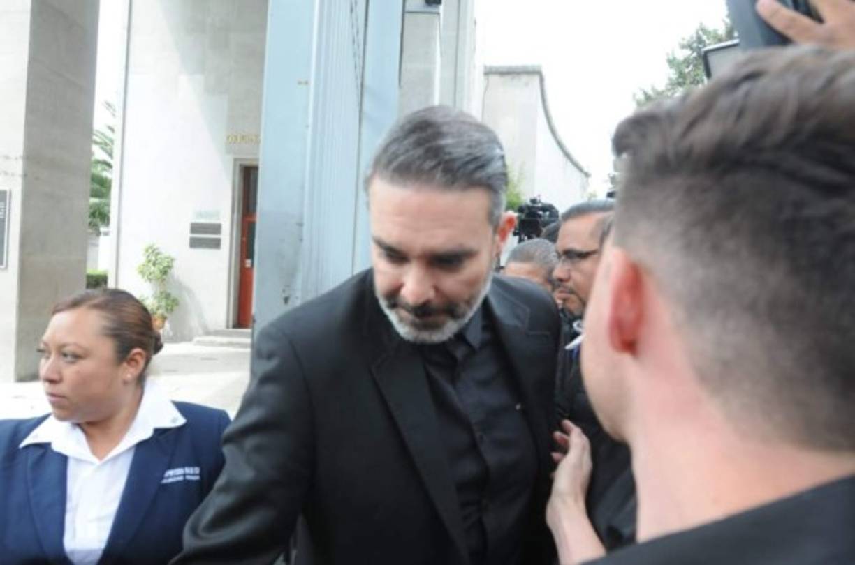 Islas acudió, al igual que otros famosos, al Panteón Francés de esta ciudad, para dar el último adiós a la protagonista de melodramas como Corazón salvaje.