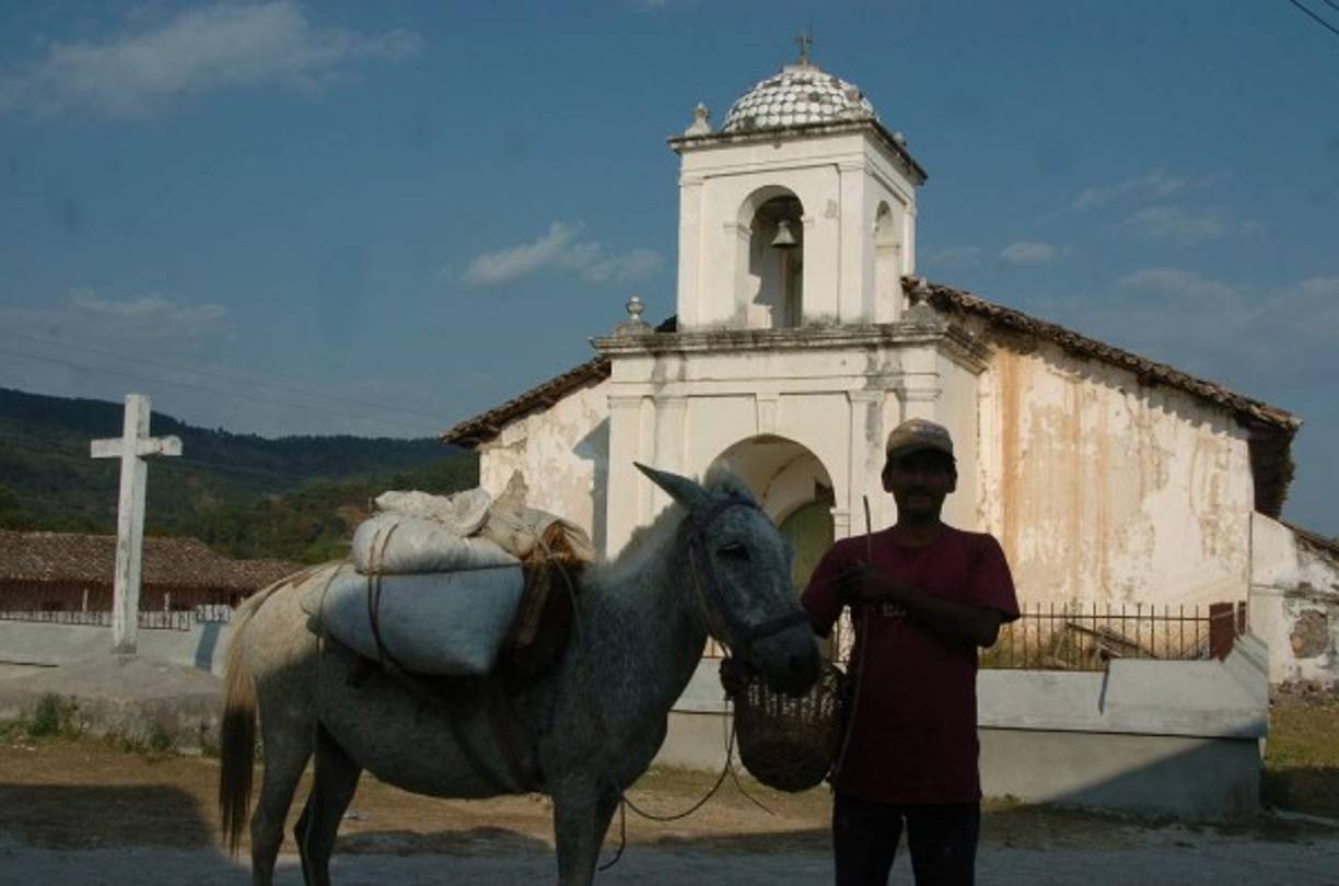 Esta era la iglesia de Gualcinse, Lempira, que fue destruida por un incendio en 2014.