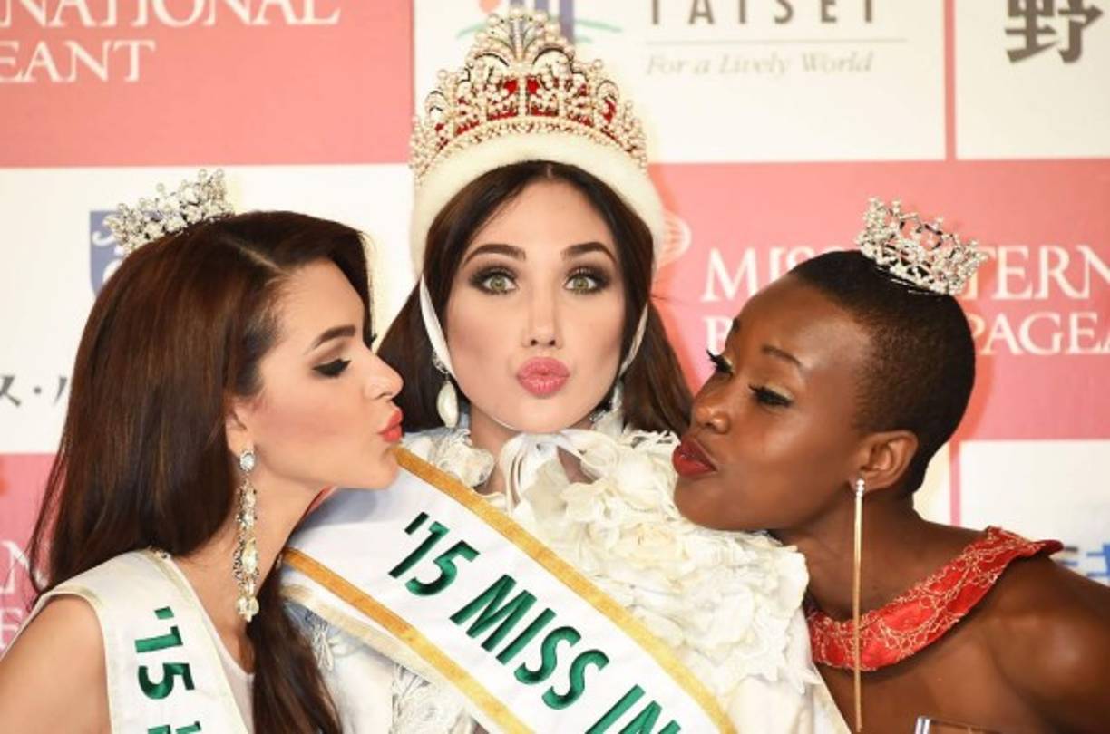 Jennifer Valle besa a la candidata de Venezuela, Edymar Martínez que fue coronada Miss Internacional 2015.