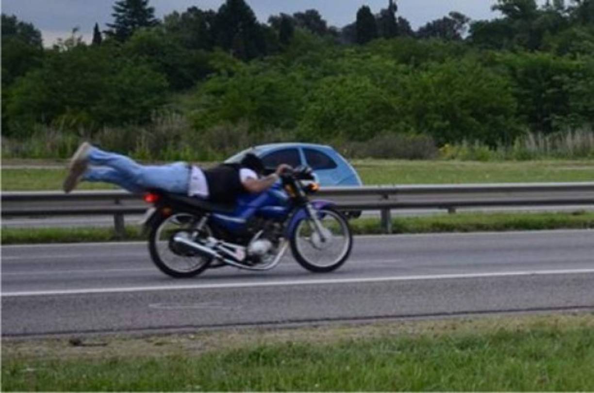 La nueva ruleta rusa insta a quienes tienen motocicletas a filmarse haciendo arriegadas piruetas o incluso a pasar cruces peligrosos sin respetar los semáforos para probar su suerte y valentía.