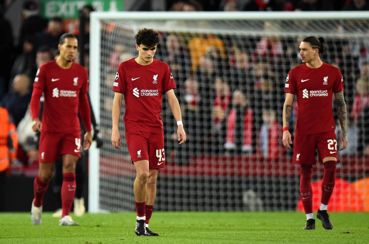 El centrocampista Stefan Bajčetić (centro) fue compañero de Keyrol Figueroa en la filial del Liverpool y fue titular ante Real Madrid en la ida de octavos de final de la Champions. 