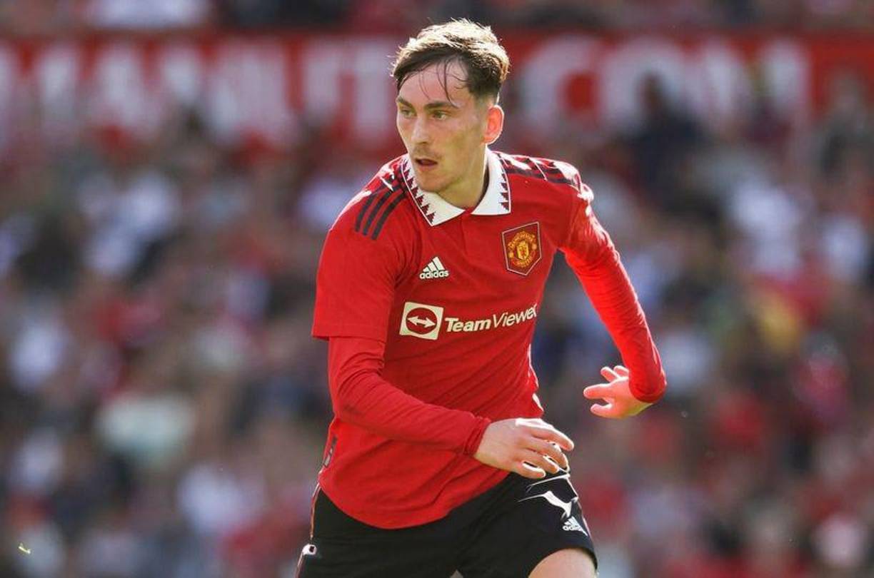 El centrocampista inglés del Manchester United, James Garner, estaría a punto de cambiar de aires. Su destino se prevé que sea el condado de Merseyside para militar el próximo curso en el Everton. La transferencia, según apuntan en las islas británicas, podría rondar los 18 millones de euros.