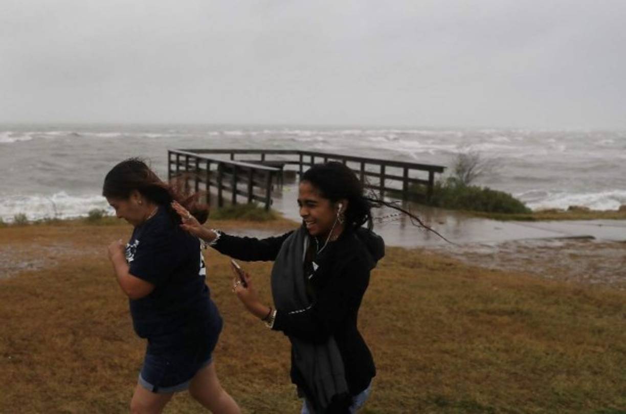 Avanzando hacia el noroeste a unos 17 Km por hora, su ojo tocará tierra entre la noche del viernes y la mañana del sábado con fuerza de categoría tres. Si la predicción del Centro Nacional de Huracanes (NHC) se mantiene, Harvey podría ser la mayor tormenta que toca tierra firme estadounidense en 12 años.