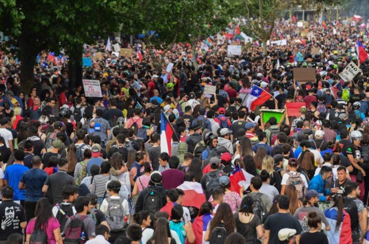 A pesar de que la convocatoria era para las 17.00 hora local (20.00 GMT), la inmensa Plaza Italia, punto neurálgico de la mayor ola de protestas de la historia democrática de Chile, lucía abarrotada media hora antes mientras miles de personas se quedaban en las avenidas aledañas sin poder ingresar.
