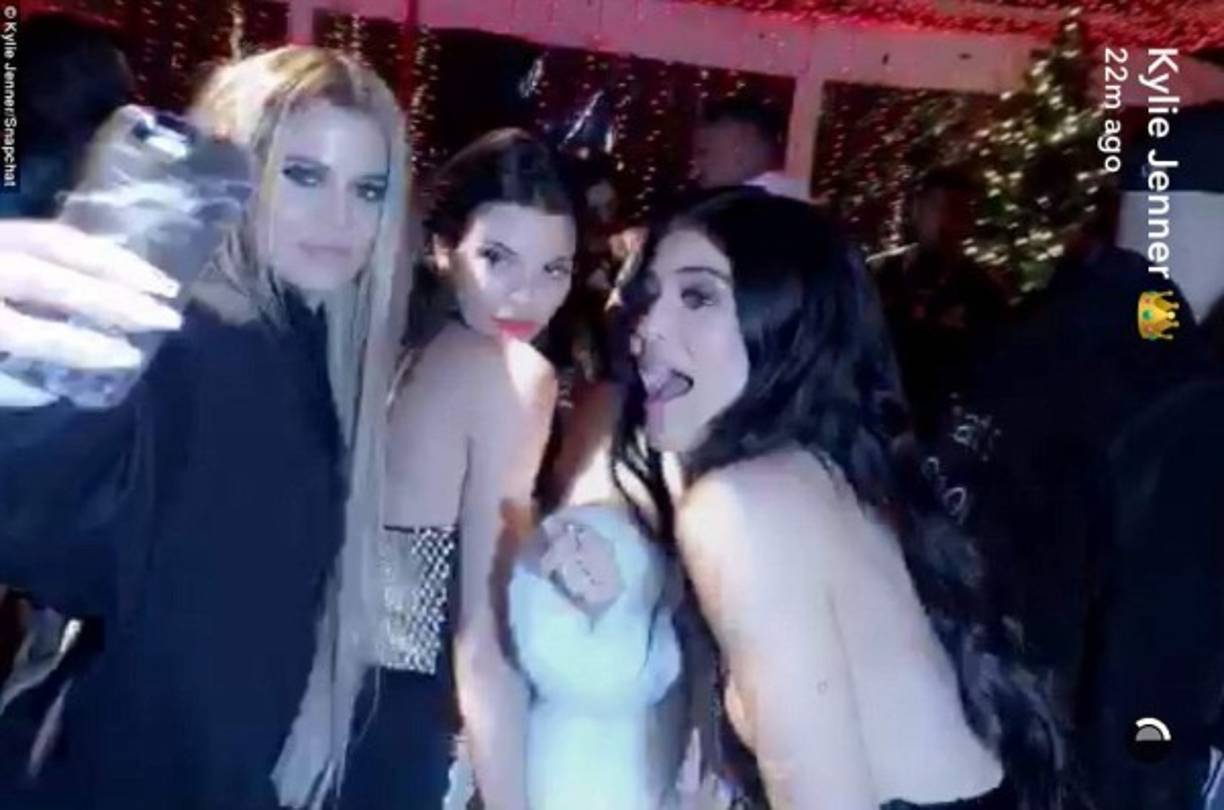 Las hermanas disfrutaron al máximo la fiesta millonaria de su madre Kris.