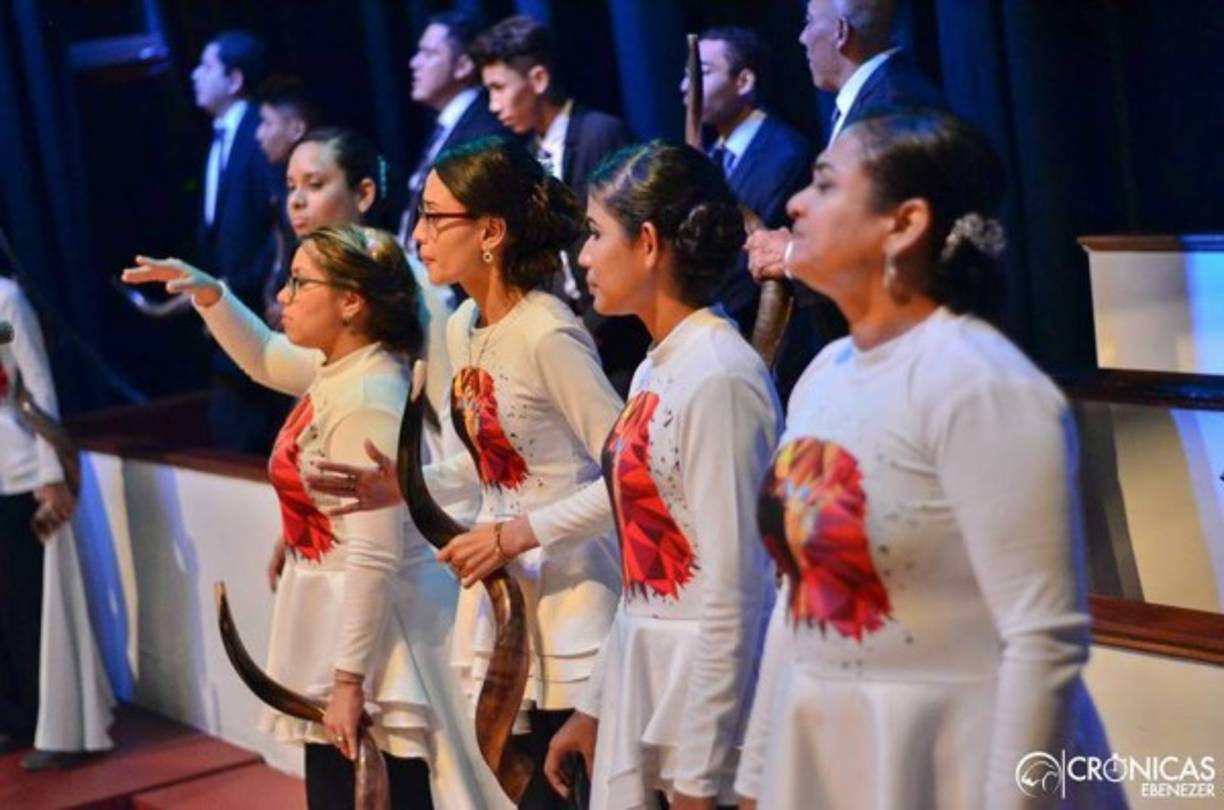 Niños, jóvenes y adultos participaron de la masiva jornada de alabanza y adoración.