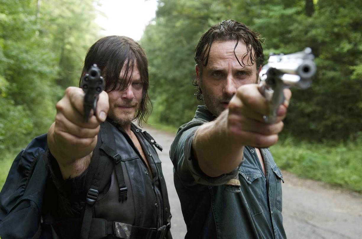 El 31 de octubre de 2010 se estrenó la primer temporada de The Walking Dead, una serie de televisión estadounidense de género apocalipsis zombi y drama. Está basada en la serie de historietas del mismo nombre de Robert Kirkman.